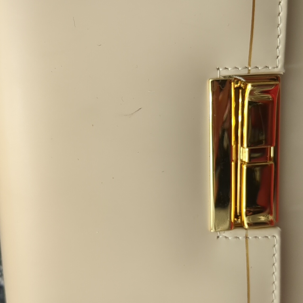 Elegant Cream Shoulder Bag with Gold Accents - Picture 3 of 16